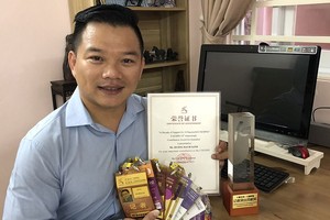 麒麟展示其參加東博會的掛牌與獎狀。