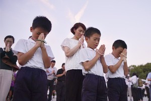 廣島市學童在和平紀念儀式上雙手合十，為原子彈爆炸的死難者誠心禱告。 （圖源：路透社）