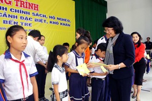 國家副主席、越南少兒輔助基金輔助委員會主任鄧氏玉盛向檳椥省巴椥和榕簪縣的貧困家庭學生贈送禮物。（圖源：成立）