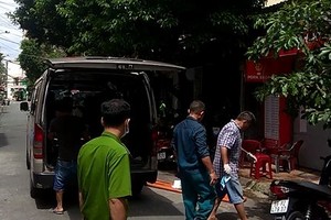 屍體被送往醫院太平間進行死因鑒定。（圖源：丹元）