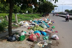 平新郡新造坊1A國道D10/89Q號門前堆滿垃圾。