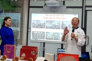 高肇力總經理介紹今年的新款月餅。