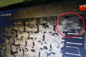 在社交網上發佈並引起輿論紛紛的親熱視頻。（圖源：視頻截圖）