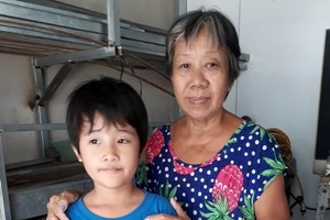 周金兒和她的姑媽周妹女士。