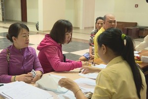 第八郡Carina 居民在該公寓管委會領取最後一期的補貼。（圖源：范勇）