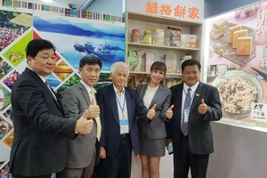 維格餅家代表（右二）與諸位貴賓合照。