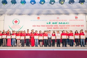 紅十字模範獲頒表彰獎狀場景一隅。（圖源：德孝）