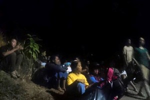 印尼強烈地震尚無越南公民傷亡。圖為印尼龍目島的居民在地震後疏散到較高的地方等待。（圖源：AP）