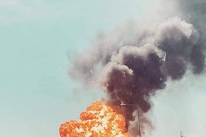 事故發生在6日下午1點多，有網友拍攝到撞擊發生的瞬間，烈焰和濃煙騰空而起。（圖源：互聯網）