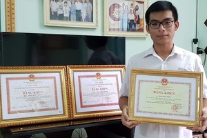 陳建明一連獲得３張獎狀。