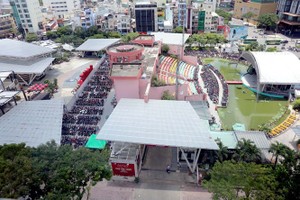 “九‧二三”公園內被荒置的部分項目被開發成為商場、停車場、舞台等。