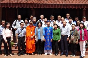 本市少數民族具威信人士代表團在阮友景祠堂留影。