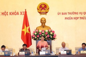 國會主席阮氏金銀（中）在國會常務委員會第26次會議上致開幕詞。（圖源：仲德）