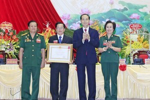 國家主席陳大光向越南退伍軍人企業家協會 頒授三等勞動勳章。（圖源：顏創）