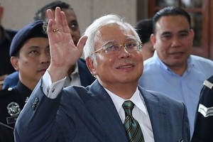 馬來西亞前總理納吉佈在吉隆坡法庭出庭，被加控3項洗錢罪名，他否認涉案。（圖源：互聯網）