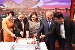 雙方領導代表切蛋糕慶祝國慶。