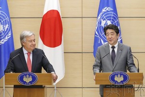 日本首相安倍晉三(右)8日在官邸與聯合國秘書長古特雷斯舉行會談。（圖源：共同社）