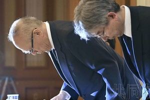 私立東京醫科大學7日召開記者會，代理校長宮澤啟介和常務理事行岡哲男鞠躬道歉，並承認校方竄改考生入學成績一事。（圖源：共同社）