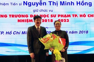 鄭春孝司長送花祝賀阮氏明紅校長（右）。