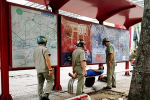 工作小組在范伍老街一帶巡邏時發現一名青年在巴士站睡覺。（圖源：德進）