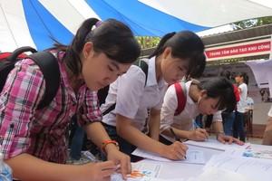 青年在輔業中心登記應徵手續。（圖源：陶玉石）