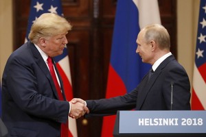 美國認定俄叛諜父女中毒事件是俄羅斯所為，宣佈對俄國的新制裁。圖為美國總統特朗普與俄羅斯總統普京。（圖源：EPA）