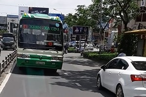 一輛大型巴士逆向並迎面駛至卡車。（圖源：行車記錄視頻截圖）