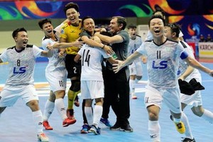 教練與球隊們獲勝後慶賀晉級決賽。