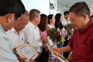 杭慰瑤主席頒發證書給新會員。