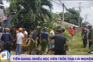 前江省勞動與榮軍社會廳所屬強制戒毒中心的上百戒毒學員於昨(11)日中午因同該戒毒中心的幹部發生衝突而逃遁。（圖源：VTV視頻截圖）