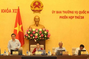 國會副主席馮國顯（左一）主持會議並發言。（圖源：楊江）