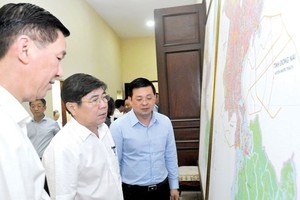 市領導在觀看本市土地使用規劃調整地圖。（圖源：高昇）