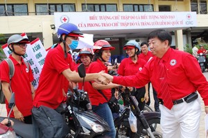 市紅十字會副主席、溫陵會館理事長張子諒在出發儀式上動員志願者。