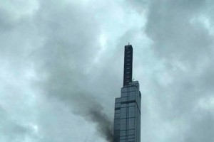 Lanmark 81 大廈第64層冒起一縷濃煙。（圖源：互聯網）
