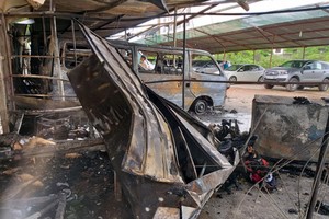 火勢熄滅後的現場2輛汽車被燒毀，另一輛汽車被殃及。（圖源：朱明）