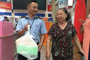 高晉煌仁在幫助高齡顧客時都面帶親切笑容。