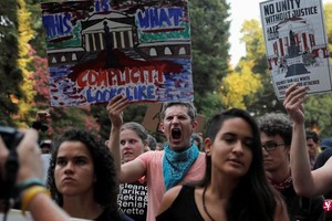 在夏洛茨維爾騷亂一周年前夕，反種族主義民眾在弗吉尼亞大學集合，抗議白人至上主義者的暴力行為。 （圖源：路透社）