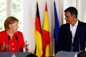 德國總理默克爾(左)與西班牙首相桑切斯會晤。 （圖源：互聯網）