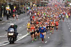 參賽選手隨起步槍聲一湧而上。（圖源：Getty images）