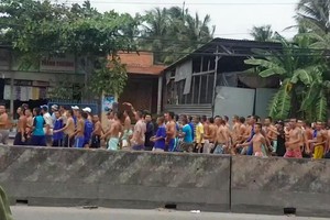 前江戒毒中心逃遁學員大部分已遣返。圖為11日前江戒毒中心的上百名學員匯集並沿著1號國道逃走。（圖源：勞動者報）