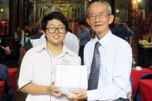 常務副理事長陳健智向鄭秀櫻頒獎。