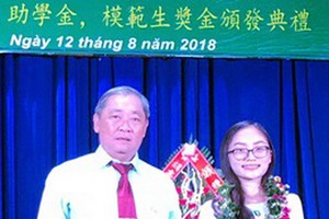 鄭鑫發理事長向優秀生曾靜詩頒獎。