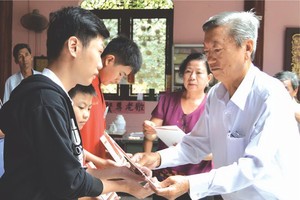 鄭修光理事長向優秀生頒獎。