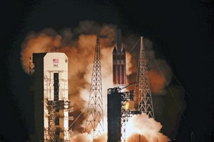 攜帶帕克太陽探測器的三角洲四號火箭於2018年8月12日在佛羅里達州卡納維拉爾角的肯尼迪航天中心37號發射場升空。（圖源：AP）