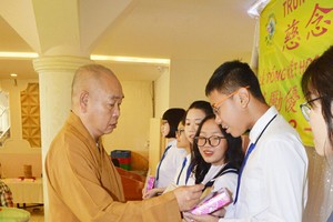 龍華寺住持釋慧功法師向學生頒發獎品。