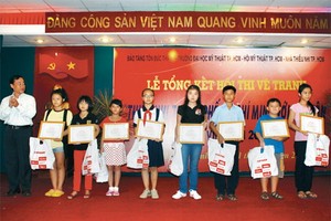 圖為第十三屆“胡志明市少兒與孫伯伯”繪畫比賽頒獎儀式一瞥。