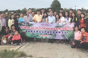 採風團在沙瀝花村合影。