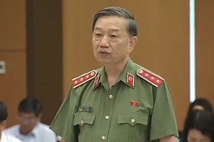 公安部長蘇霖上將在會議上答詢。（圖源：VOV）