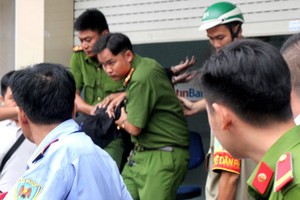 警方成功控制歹徒並將其押送至公安派出所。（圖源：黎齋）