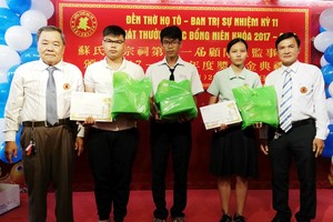 理事長蘇漢光（左）頒獎給各優秀生合照。